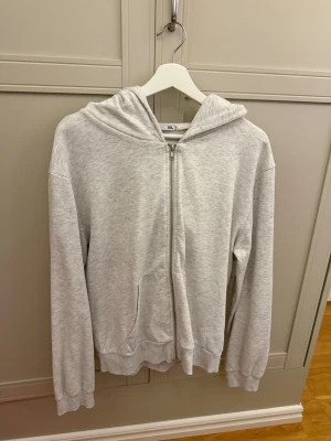 Grå zip hoodie Lager157 - Grå zip hoodie från Lager157, har klippt av lappen men skulle säga att det är en storlek M. Knappt använd 
