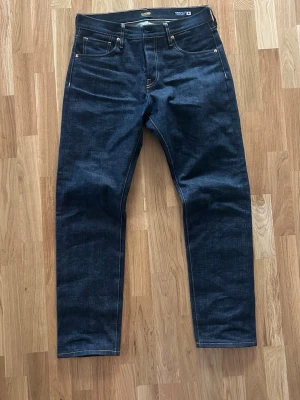Selvedge denim - Säljer ett par M5 selvedge denim jeans från COF Studios. Passformen är rak/loose fit. Har använts få gånger och har inte tvättats än. Nypris ~3000kr. 