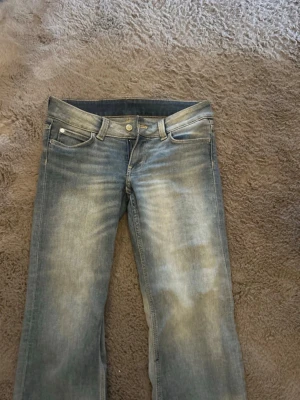 Blåa Cheap Monday jeans med tryck - Gina jeans & cheap monday jeans! Till ett byte🥰🩷