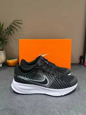 Svarta Nike sneakers - Säljer dessa sprillans nya nike skor med kartongen då de inte passade mig. Storlek 42. Nytt skick. Postar samma dag!