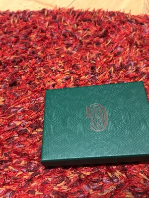 Vit korthållare från hm - Säljer en stilren vit korthållare från hm med det klassiska mönstret och loggan tryckt framtill. Tillverkad i exklusivt läder och levereras med original ask, tygpåse och certifikat. Perfekt för dig som vill ha något lyxigt och unikt i fickan.