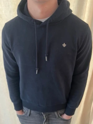 Morris Hoodie - Sjukt snygg hoodie från Morris. Nästan nyskick. Strl M, personen på bilden är 184 cm lång. Skicka gärna prisförslag. Kika in min profil för mer liknande plagg. Köptes för 1500 kr