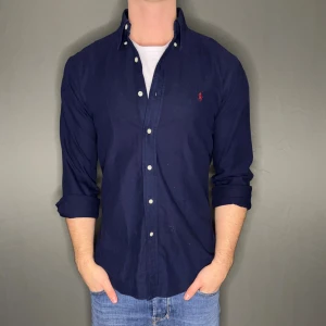 Ralph lauren skjorta - Hej säljer nu min fina Ralph lauren skjorta i storlek S. Den är i nyskick och kommer vara otroligt snygg nu i höst. Nypris cirka 1600kr! Vi kommer att sälja liknande produkter så glöm inte följa profilen!🌊🍾