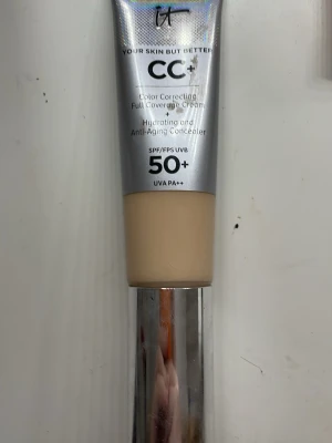 IT cosmetics cc+ cream - Färgen fair. Köptes för 560. Priset är diskuterbart vid snabb affär. Köptes för några veckor sen och har använts tills jag till slut accepterade att det var fel färg. Finns jättemycket kvar