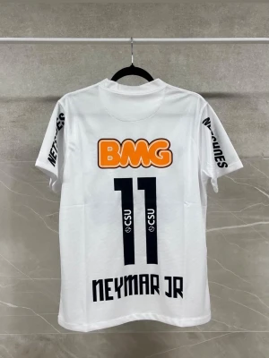 Neymar santos tröja  - Mycket bra kvalitet, priset kan diskuteras, har i alla storlekar