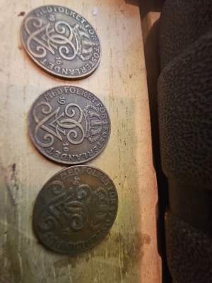 Gamla svenska tvåöringar  - Tre stycken svenska tvåqöringar i koppar med texten 'Med folket för fosterlandet' och kunglig krona. Mynten har dekorativa monogram och är från 1900-talets början. Perfekt för samlare av äldre svenska mynt eller som dekoration.stor ch liten sexa