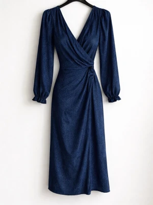 Marinblå omlottklänning med glitter - Elegant marinblå långklänning med omlott och v-ringning. Klänningen har långa puffärmar med resår vid ärmslut och ett lätt glittrigt material som ger extra effekt. Djup v-ringning både fram och bak samt markerad midja för snygg siluett.