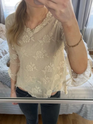 Beige blommig blus  - Blommig blus med trekvarts-ärm🌟Inte helt säker på storleken men skulle gissa på S