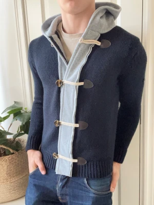 Unik tröja  - Unik tröja med zip och ”knappar”- det står att det är stone island. Men säljer den inte som det, skulle i högst grad tro att den är rep isåfall. Men säljer den för den är väldigt snygg med najs passform, Inga defekter! Modellen i bilderna är 180 cm 75 kg och bär Storlek S vilket är litet på honom , Kom med frågor! 🌟 (Kan gå ned i pris vid köp av paket 😉) 