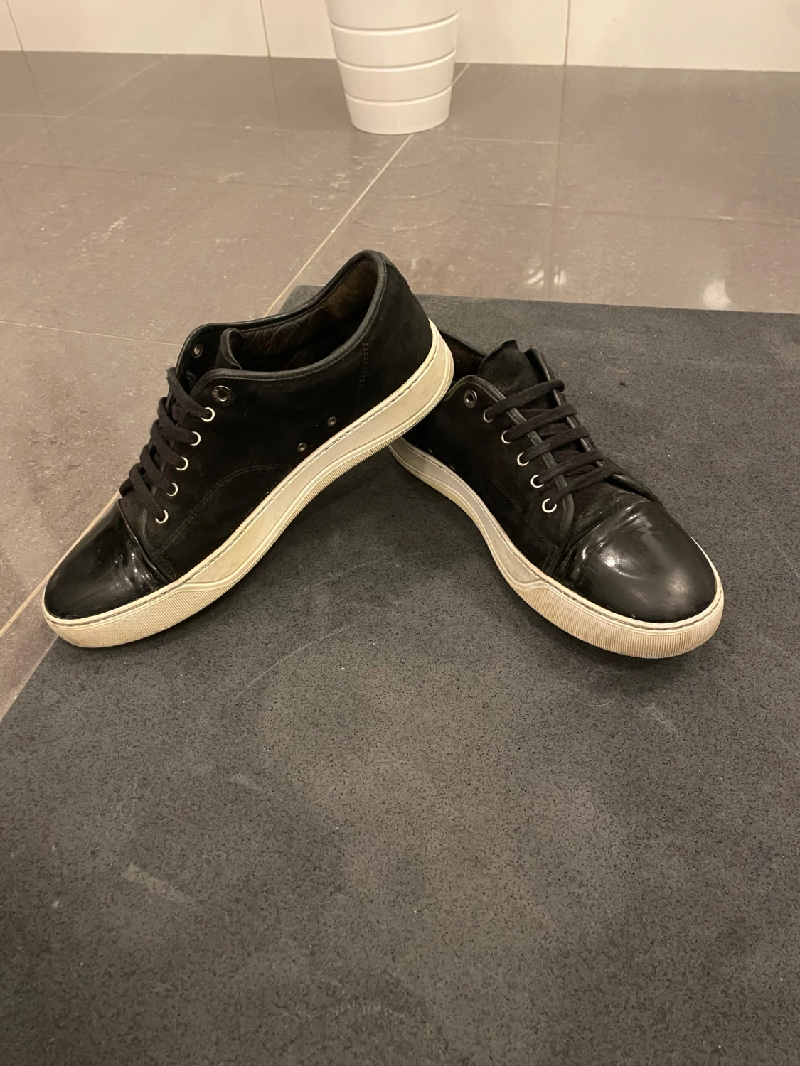 Svarta sneakers med vit sula - 4