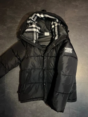 Burbbery jacka  - Jätte snygg och bra passform det är en jacka men även en väst om du tar bort armarna passar perfekt till sommaren ochså 