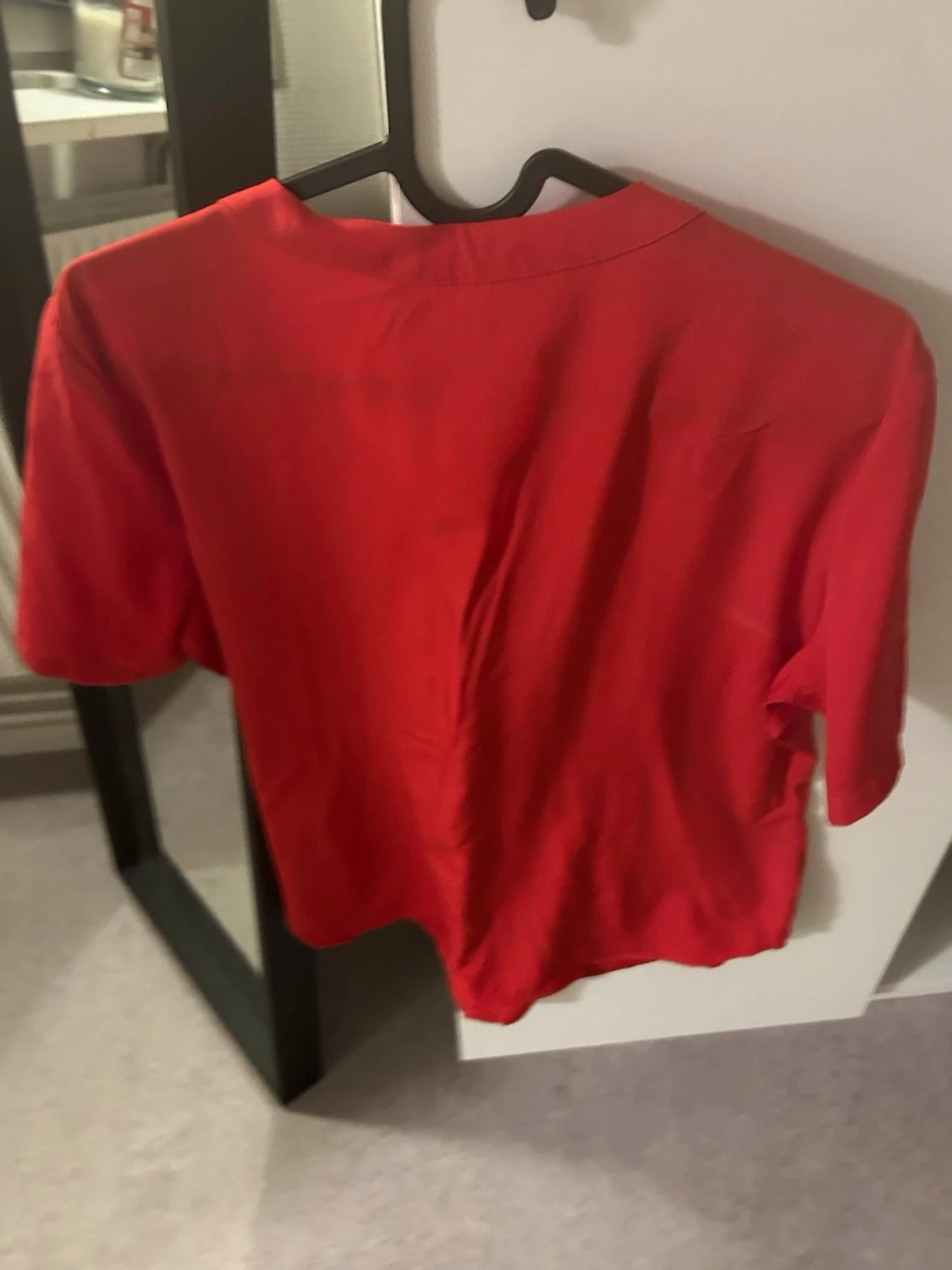 Röd blus med knappar och veck - 2