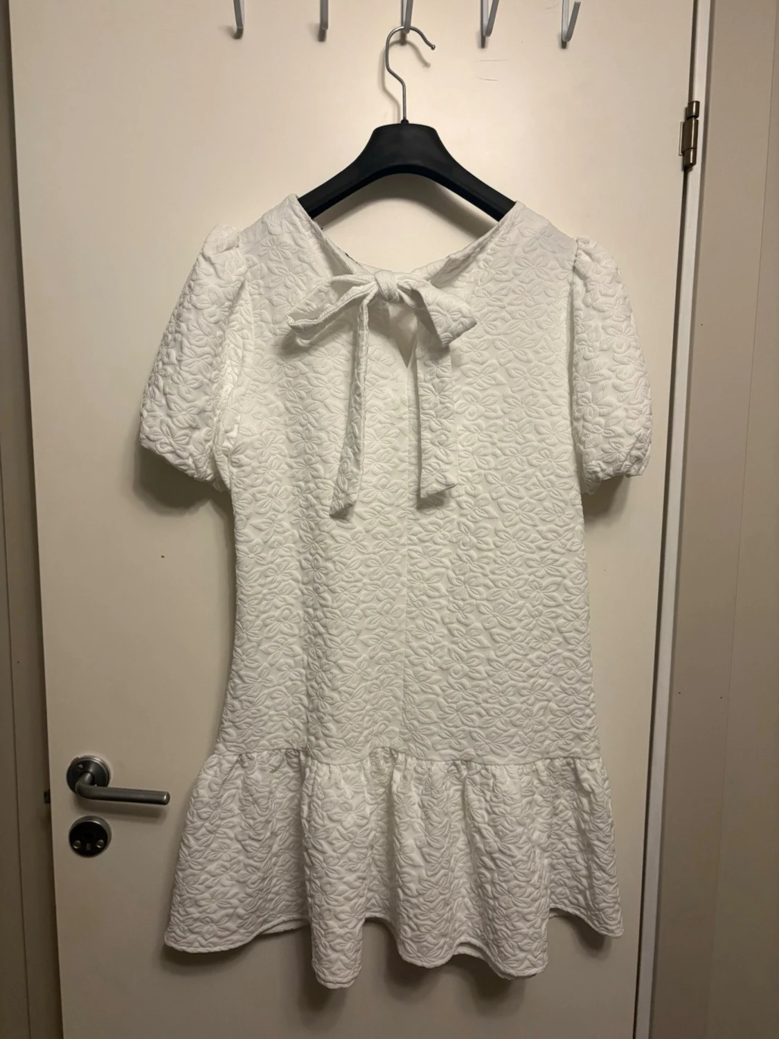 Vit kort klänning med puffärm och rosett - 1