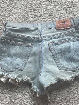 Ljusblåa levis jeansshorts - Säljer ett par ljusblåa korta levis jeansshorts.