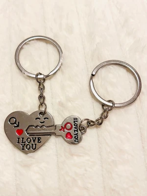 Nyckelring set hjärta och nyckel - Säljer ett set med två nyckelringar i silverfärgad metall, en med hjärta och texten 'I LOVE YOU' och en med nyckel där det står 'forever'. Båda har små röda detaljer och symboler för man och kvinna. Perfekt som present till någon speciell.