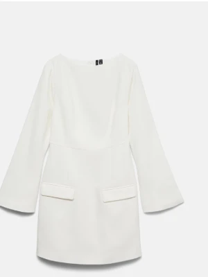 Vit miniklänning med långa ärmar student klänning oanvänd  - Snygg vit miniklänning med långa ärmar och två dekorativa fickor framtill. Klänningen har en rak och enkel design med rund halsringning och är tillverkad i ett slätt material. Perfekt för dig som gillar minimalistisk stil.