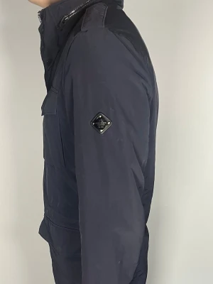 J.Lindeberg field jacket - Säljer en ritkigt snygg och trendig J.Lindeberg field jacket i fint skick, storlek M, vid frågor är det bara att skriva //Gramenti