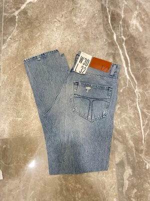 Tiger of Sweden - Helt nya jeans ifrån tiger of Sweden med prislappen kvar på. Jeansen är i storlek w30 L32 och modellen är pistolero. Passformen är straight/relaxedfit men inte baggy. Snygg tvätt och slitningar