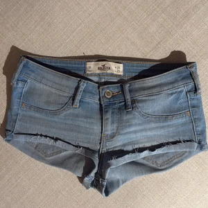 low waist hollister shorts - vintage lågmidjade shorts från Hollister, midjemått 36 cm rakt över! 