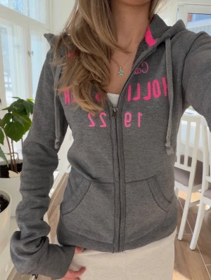 Hollister zip - Storlek M. Skickas inom 24h. Se liknande plagg i min profil! 
