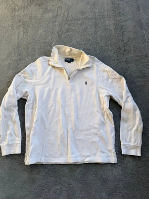 Ralph Lauren tröja  - Ralph Lauren tröja | Skick 8/10 | Size - L | Fraktar via postNord eller instabox på köparens bekostnad | Hör av dig vid minsta frågor eller funderingar // LuxeCloset