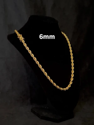 Cordell Halsaband 14K Guldplätering Kistlås 6mm - Exklusiv cordell länk i 14K guldplätering! Utrustad med ett exklusivt kistlås och stämpel 14K för en exklusiv känsla och look! Storlek 6mm bredd och 60cm längd. Vikt ca 40g+