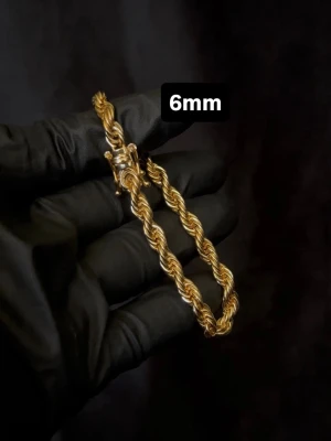 Cordell Armband 14K Guldplätering Kistlås 6mm - Exklusiv cordell länk i 14K guldplätering! Utrustad med ett exklusivt kistlås och stämpel 14K för en exklusiv känsla och look! Storlek 6mm bredd och 20 eller 19cm längd. Kontakta mig innan köp angående längd! Vikt ca 15g+