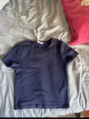 Mörkblå croppad t-shirt - Säljer en blå kort tröja från Gina!!