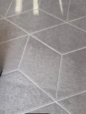 Offwhite matta KIARA 200x290 cm - Säljer en stor offwhite matta från KIARA med geometriskt mönster. Mattan är tillverkad av 100% polypropen med undersida i 100% jute. Perfekt för att ge rummet en fräsch och modern känsla.