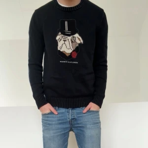 Mörkblå Morris tröja - Säljer en sjukt nice och sällsynt Morris tröja i färgen mörkblå. Tröjan är i bra skick utan nåra defekter och är i strl L men sitter som en M. Hör gärna av er vid frågor elr funderingar!!