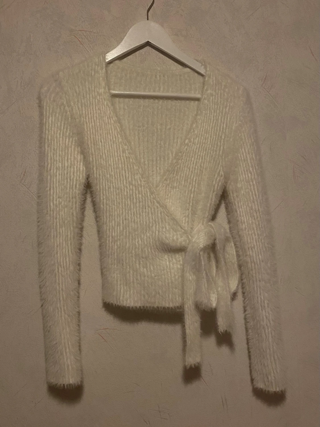 Vit fluffig omlottkofta