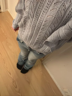 Ljus blå stickad tröja med volanger - Snygg blå stickad tröja med volangdetaljer på axlarna och ett fint hålmönster. Tröjan har rund halsringning, långa ärmar och ribbade muddar. Perfekt för dig som gillar en trendig och mysig look. Tyvvär har den en liten fläck på sig därför har jag dängt priset till 40kr! Lappen e av men jag kommer ihåg att det va 152/160❤️