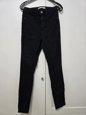 Svarta skinny jeans från Gina Tricot - Säljer ett par svarta skinny jeans från Gina Tricot. Jeansen har klassisk femficksmodell, hög midja och smal passform hela vägen ner. Tillverkade i stretchigt material för extra komfort.