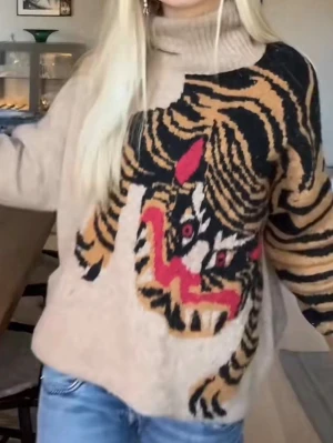 stickad tröja med tryck  - så snygg stickad tröja med tryck från H&M❤️❤️säljs inte längre!! 