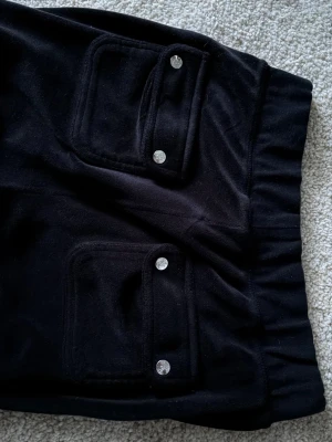 Svarta juicy couture byxor - Svarta juicy, säljer då de inte används längre superfina inga defekter förutom att snörena är borta