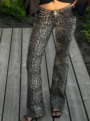 Bruna leopardmönstrade bootcut jeans - Snygga populära jeans från Nelly med leopardmönster och bootcut-passform. Säljer då de ej kommer till användning, använda väldigt få gånger. Jag är 162cm lång😊