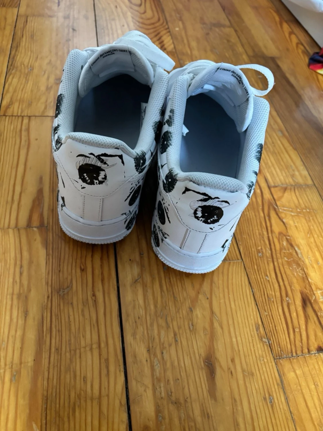Vita sneakers med svart mönster - 2