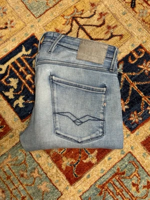 Replay anbass jeans - Säljer just nu dessa feta replay anbass jeansen i bra skick men några defekter som ni ser på bilden annars bra skick👌 W32 L34. Tveka inte att höra av er vid frågor och funderingar🙌