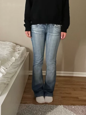 Low waist bootcut jeans - Säljer nu dessa superfina vintage jeans då dem tyvärr inte kommer till användning, skriv gärna vid frågor eller funderingar. Är öppen för prisförslag vid snabb affär!!💕💕