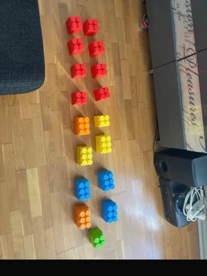 Stora byggklossar i plast, mixade färger - Säljer ett gäng stora byggklossar i plast i olika färger som rött, blått, gult, orange och grönt. Klossarna har klassisk rektangulär form med runda pluppar på ovansidan och passar perfekt för kreativ lek och byggande. Perfekt för dig som gillar att bygga stort och färgglatt.