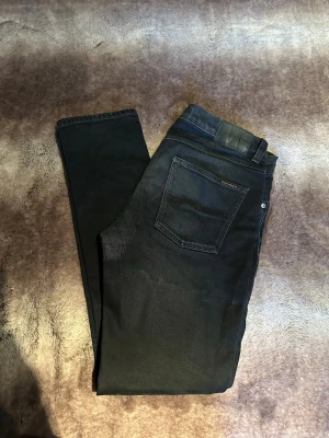 Nudie jeans  - Tja säljer nu ett par nudie jeans i storlek 32/32. Det är i skicket 9/10 och färgen är svart/blå så ganska unik. Köpte i nudie butik och priset är 499kr. Skriv vid eventuella frågor eller funderingar🔥