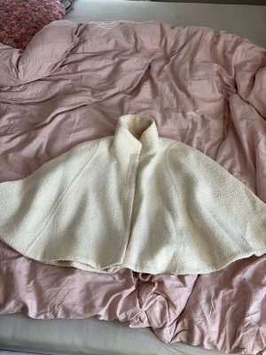 vit ull cape zara  - Säljer denna extremt söta ull cape ifrån Zara i strl XS!🌷 Köptes för ca 800kr ny och endast använd ett fåtal gånger! Passar perfekt nu till våren över en stickad tröja! Den sitter extremt fint!💓 Packas och postas säkert!📦💓