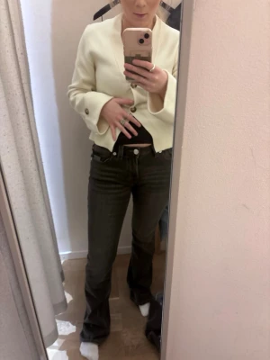 True religion jeans Becca storlek 26 - Snygga svarta bootcut jeans med låg midja och klassiska fem fickor. Jeansen har en lätt utsvängd passform nertill och silverfärgade detaljer vid knappar och nitar. Perfekta för en trendig och avslappnad look. Modellen Becca true religion 26