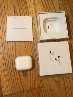 Apple AirPods Pro med laddningsetui - Säljer ett par vita Apple AirPods Pro med trådlöst laddningsetui. Hörlurarna har en stilren och kompakt design med silikonproppar och levereras i originalförpackning med laddkabel och manual. Perfekta för musik, samtal och träning. Helt nya, aldrig använda. Kan gå ner lite i pris vid snabb affär, men helt galet pris!! 🤩🤩