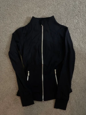 Lululemon Sports Define Jacket Blå - Aldrig Använd ✔️, Storlek S ✔️, Perfekt för träning 🏋️, Skickas inom 1 dag 🚀, Kontakta gärna för mer info 😊