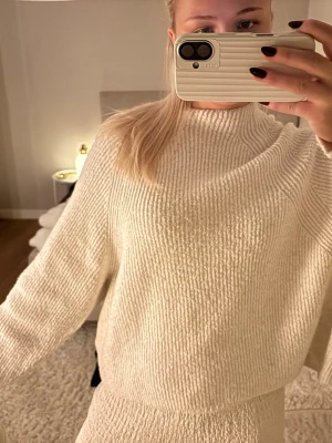 Krämvit stickad tröja  - Superskön fin stickad tröja 
