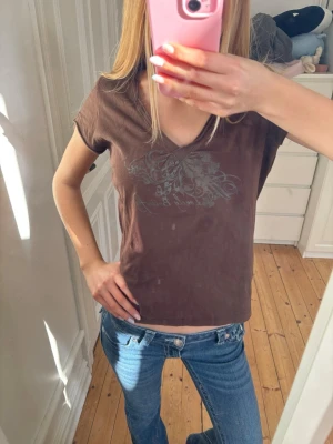 Brun topp - Cool brun topp i fint skick med snyggt tyck på framsidan. Från Esisto i storlek M💕