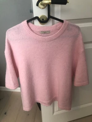 Ljusrosa stickad tröja Gina Tricot - Supersöt ljusrosa stickad tröja från Gina Tricot som är perfekt till våren och sommaren. Sparsamt använd o i toppskick. 