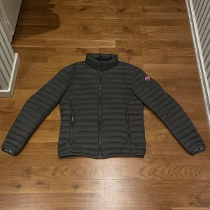 Colmar Jacka - Fräsch höst/vår jacka av märket Colmar! Köpt för ungefär 2år sedan men endast använd ett fåtal gånger då den är för liten, jackan är alltså i nyskick! Storlek M, passar S/M. Hör av er vid frågor! Mvh Jonatan 