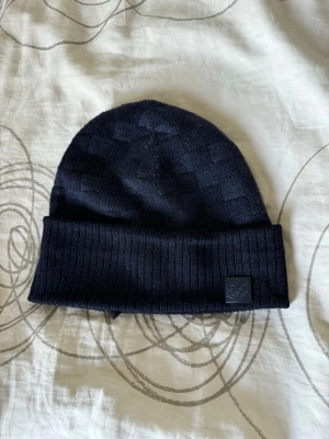 Mörkblå Louis Vuitton mössa - Mörkblå Louis Vuitton Mössa, kvitto, box, påse allt og finns o följer med!! Använd några gånger, nypris 3850kr